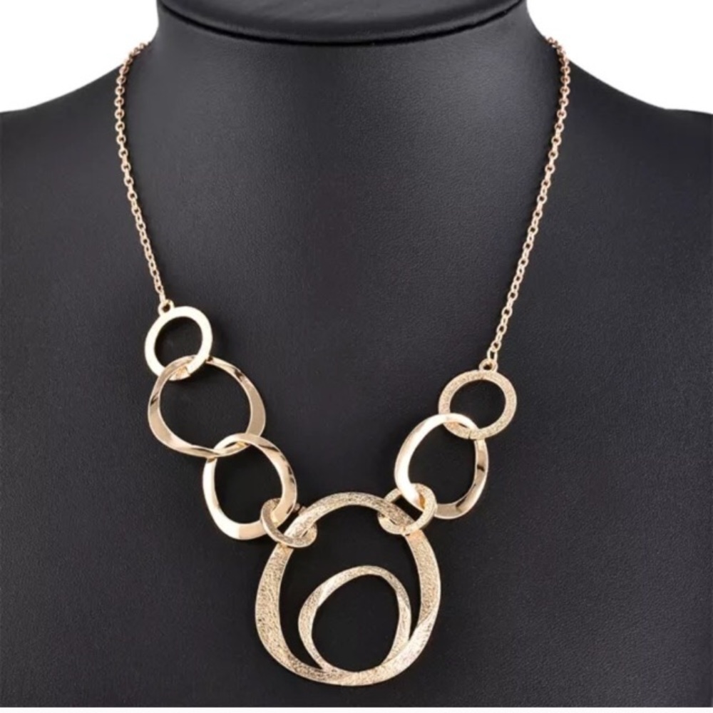 ✅🌹🎉Fashion Charm Chunky Necklace.